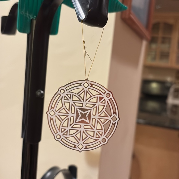 White & Gold Snowflake Xmas Ornament - Picture 1 of 3